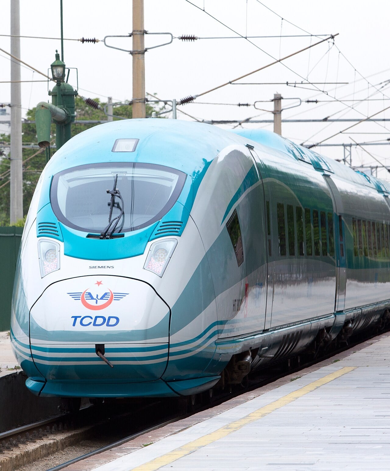 TCDD Siemens Velaro TR yüksek hızlı treni peronda